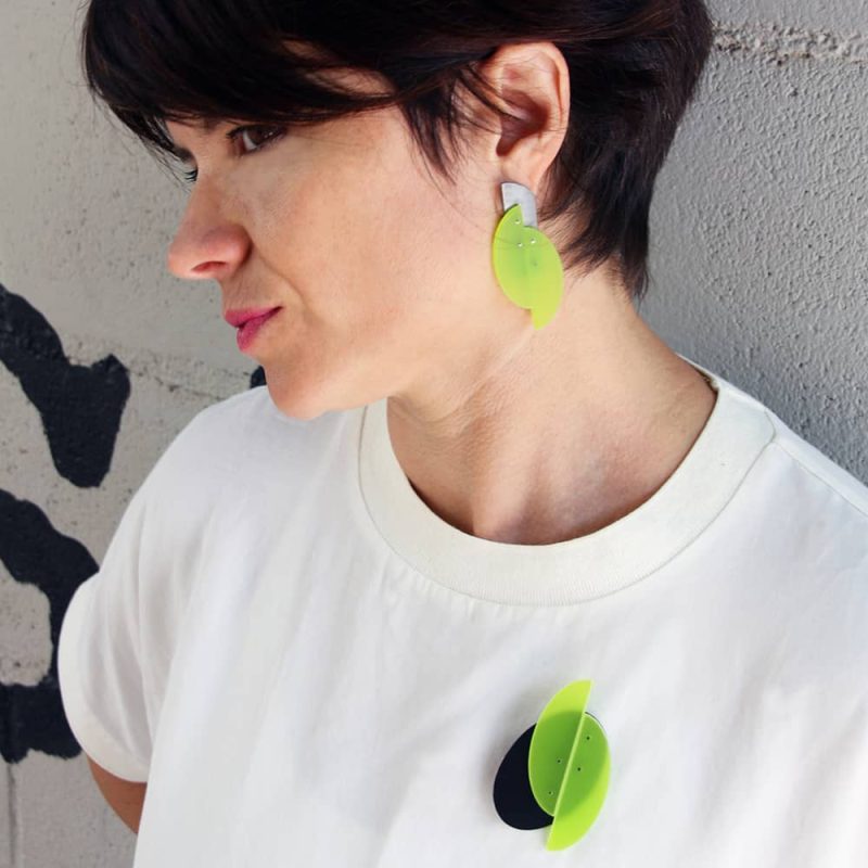 Modelo Broche óvalo de la colección Fluor verde | Anabena