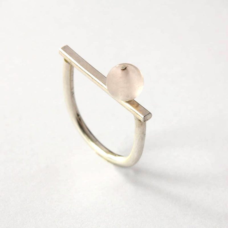 anillo piedra con un cuarzo rosa