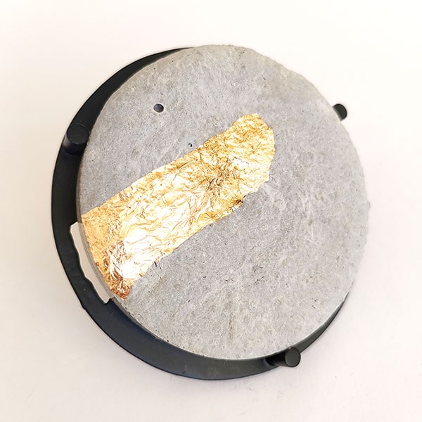 Broche Concrete pan de oro