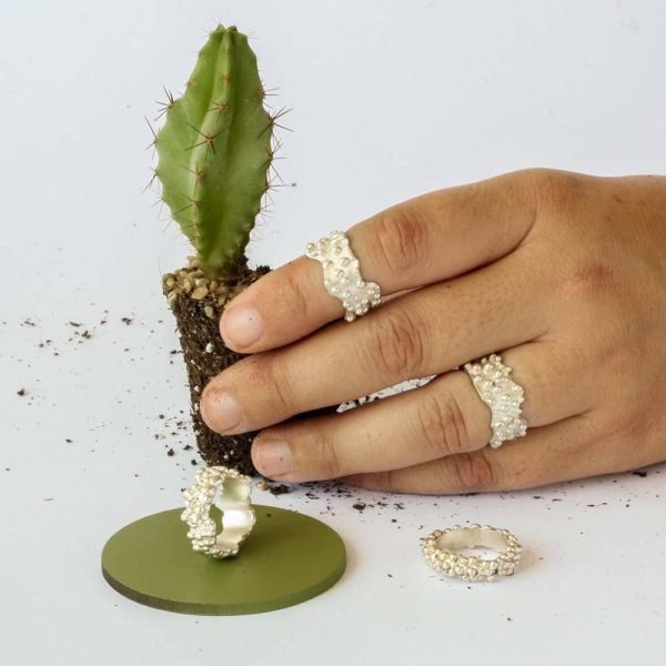 modelo con anillo pompes.