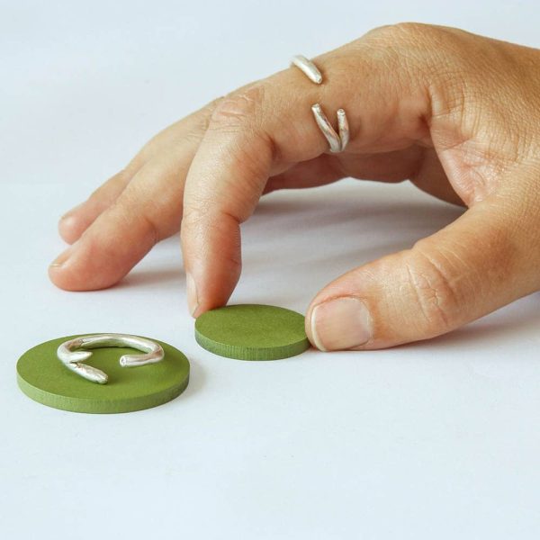 manos con el anillo coleccion por las Ramas en plata.