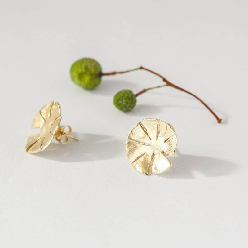 pendientes flor pequeña chapados en oro