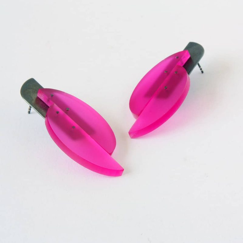 pendientes colección flúor color fucsia en forma de óvalo